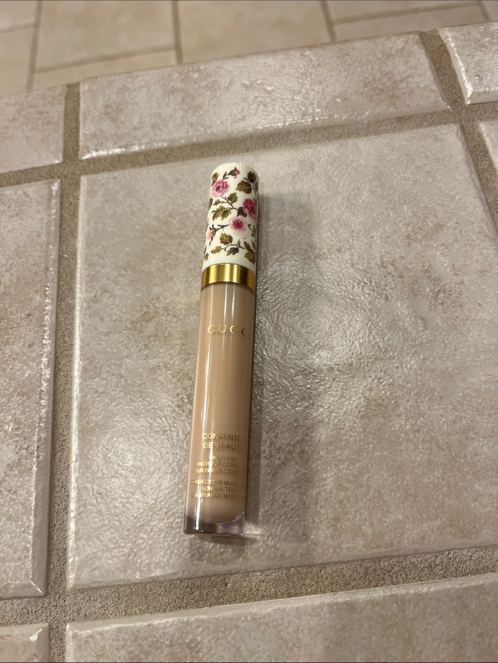 Gucci multi use crease proof hydrating Concealer — shade 18C